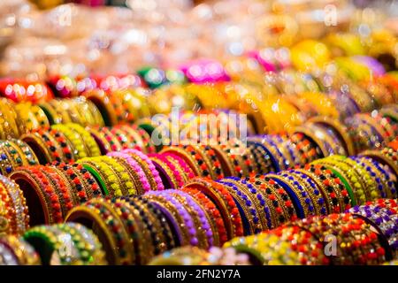 Reihen von Bangles, die in einem Geschäft aufbewahrt werden Stockfoto