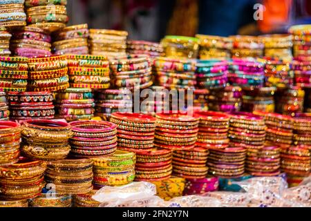 Reihen von Bangles, die in einem Geschäft aufbewahrt werden Stockfoto