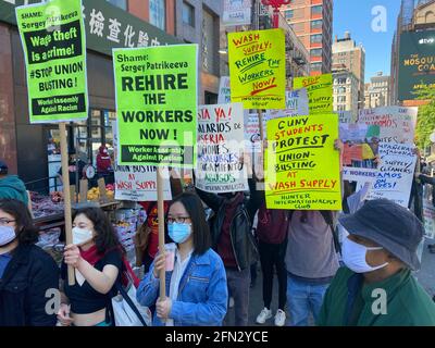 Der 1. Mai, auch „Arbeitertag“ oder „Internationaler Arbeitertag“ genannt, ist ein Tag, an dem die historischen Kämpfe und Errungenschaften der Arbeiter und der Arbeiterbewegung, die am 1. Mai in vielen Ländern beobachtet wurden, gedenkt werden. Demonstranten marschieren in Solidarität mit ausgebeuteten Wäschern und im Namen aller Arbeiter, die einen Lebensunterhalt verdienen, durch Chinatown bis zum Union Square. Stockfoto