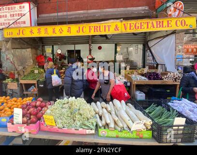 Chinesischer Markt für Produkte, Obst und Gemüse von JC in der Mott Street in Chinatown, New York City. Stockfoto