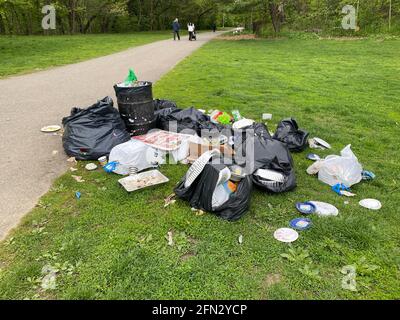 Der Müll wird immer bis zum Ende des Wochenendes im Prospect Park, Brooklyn, New York, aufgestapelt. Der Park ist im Frühling und Sommer für viele Wohnbewohner der Hinterhof. Stockfoto