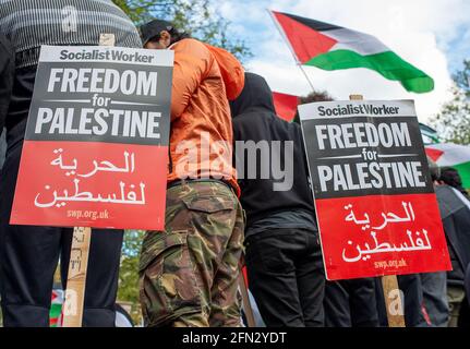 Demonstranten bei der Kundgebung von Save Sheikh Jarrah für ein freies Palästina, bei der die britische Regierung aufgefordert wird, Maßnahmen zu ergreifen und Israel nicht mehr ungestraft zu erlauben. Stockfoto