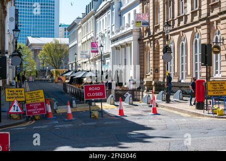 Die Straße ist wegen der COVID-19 für soziale Distanzierungen und Restaurants im Freien in Colmore Row, Stadtzentrum von Birmingham, Großbritannien, gesperrt Stockfoto