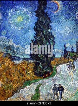 Vincent van Gogh Kunstwerk mit dem Titel Straße mit Zypresse oder Landstraße in der Provence bei Nacht. Zwei Figuren gehen eine Landstraße entlang in dieser lebendigen Landschaft. Stockfoto