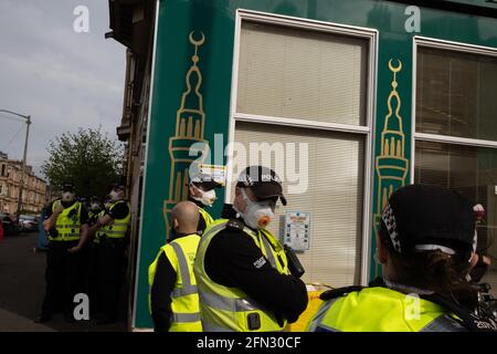 Glasgow, Großbritannien. Mai 2021. Eine Demonstration in der Kenmure Straße im Gebiet Pollokshields der Stadt, um gegen die Inhaftierung von zwei eingewanderten Männern durch Immigrationsgefangenenbeamte zu protestieren, wurde von einer starken Polizeipräsenz getroffen, als Demonstranten Straßen blockierten, die den Ausstieg des Einwanderungswagens verhinderten. Nach stundenlangen Verhandlungen wurden die Einwanderer kostenlos freigelassen. Foto: jeremy sutton-hibbert/Alamy Live News Stockfoto