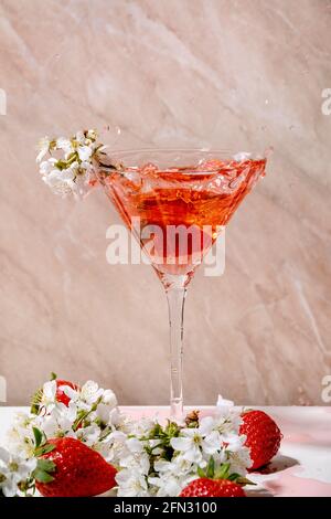 Spritzer Erdbeer-Cocktail in martiniglas Stockfoto