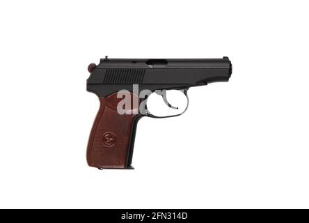 Sowjetische klassische halbautomatische 9-mm-Pistole. Polizei- und Militärwaffen. Schwarze PM-Pistole mit braunem Griffisolat auf weißem Hintergrund. Stockfoto