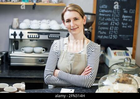Porträt Einer Besitzerin, Die Im Unabhängigen Lokalen Café Steht Oder Cafe Stockfoto