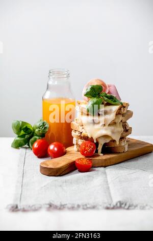 Vorrat an hausgemachten getoasteten, Käse gepressten Sandwiches Stockfoto