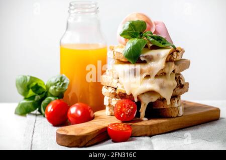 Vorrat an hausgemachten getoasteten, Käse gepressten Sandwiches Stockfoto