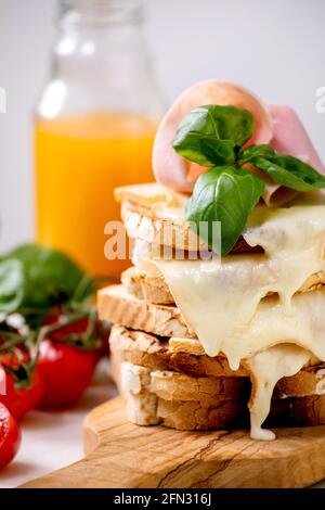 Vorrat an hausgemachten getoasteten, Käse gepressten Sandwiches Stockfoto