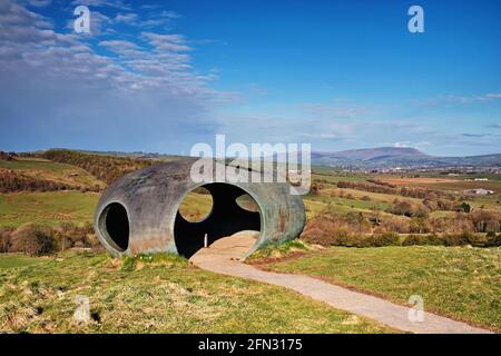 Das warme Morgenlicht taucht in die Landschaft von Pendle, mit dem Wycoller Atom im Vordergrund und dem Pendle Hill in der Ferne Stockfoto