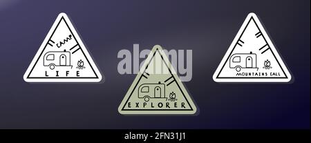 Set von monochromen Aufklebern mit dem Bild des Campers. Vektordarstellung eines Outdoor-Etiketts mit Text. Berge rufen, erkunden, campen. Emblem Stock Vektor