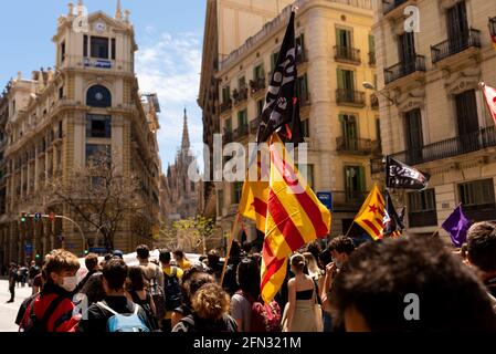 Barcelona, Spanien. Mai 2021. Studenten marschieren während eines Streiks, der am 13. Mai 2021 in Barcelona, Spanien, eine bessere öffentliche Bildung für alle forderte, die die Studentenunion und die Katalonien-Flaggen vor der Kathedrale von Barcelona halten. Unter dem Motto „engagiert für die öffentliche Schule, wir kommen, um zu gewinnen“ veranstalteten Studenten der Universität in der Innenstadt pazifische Demonstrationen. (Foto von Davide Bonaldo/Sipa USA) Quelle: SIPA USA/Alamy Live News Stockfoto