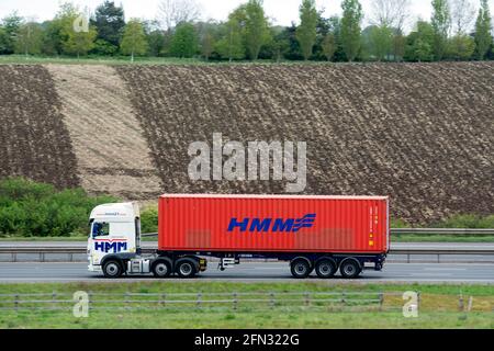 HMM-Container-LKW auf der Autobahn M40, Warwickshire, Großbritannien Stockfoto