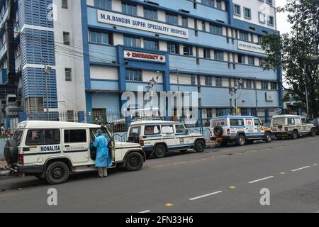 Kalkutta, Indien. Mai 2021. Krankenwagen werden am 13. Mai 2021 vor einem Covid-Krankenhaus in Kalkutta, Indien, geparkt. (Foto: Sudipta das/Pacific Press/Sipa USA) Quelle: SIPA USA/Alamy Live News Stockfoto