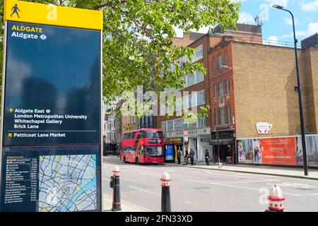 Straßenschilder auf der Whitechapel High Street London, Großbritannien. Stockfoto