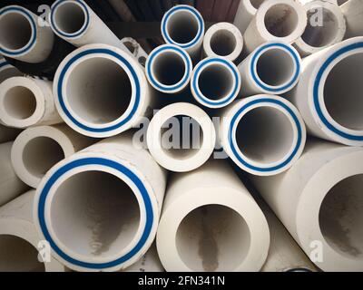 Stapel aus Kunststoff-LDPE-Wasserleitungen Stockfoto