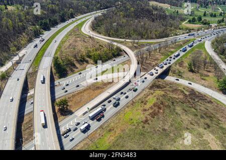 Luftaufnahme des Verkehrs auf Autobahnen in Conshohocken (Philadelphia) Pennsylvania USA Stockfoto