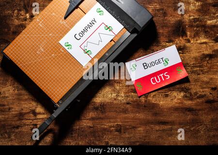 Foto des Budgets Cut Concept mit generischem Budgetbericht auf einem Schneidebrett Stockfoto
