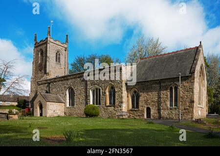 St Mary's Church in Kippax, Yorkshire, ist angelsächsisch oder frühnormannisch, wurde aber zu verschiedenen Zeiten verändert. Es enthält Taufbücher aus dem Jahr 1539. Stockfoto