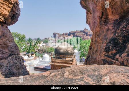 Blick auf die Stadt Badami von der Spitze des Badami-Höhlentempels. Der gleiche Rahmen im Bild zeigt den Tempel auf dem Hügel und die Moschee darunter. Stockfoto