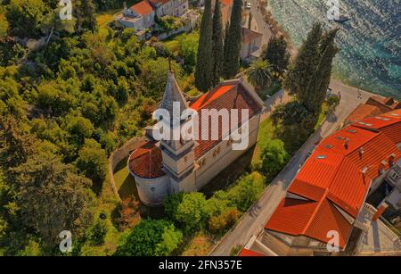 Luftaufnahme der Kirche in Racisce bei Korcula ist Alt Stockfoto