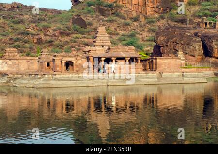 Die Bhutanatha-Gruppe von Tempeln ist eine Gruppe von Sandsteinschreinen, die der Gottheit Bhutanatha in Badami-Stadt des Karnataka-Staates, Indien, gewidmet ist. Stockfoto