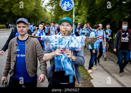 Aarhus, Dänemark. Mai 2021. Fußballfans von Soenderjyske kommen im Stadion zum dänischen Sydbank Cup-Finale zwischen dem FC Randers und Soenderjyske im Ceres Park in Aarhus an. (Foto: Gonzales Photo/Alamy Live News Stockfoto