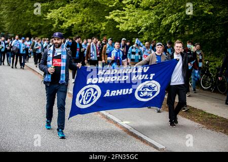 Aarhus, Dänemark. Mai 2021. Fußballfans von Soenderjyske kommen im Stadion zum dänischen Sydbank Cup-Finale zwischen dem FC Randers und Soenderjyske im Ceres Park in Aarhus an. (Foto: Gonzales Photo/Alamy Live News Stockfoto