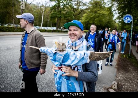 Aarhus, Dänemark. Mai 2021. Fußballfans von Soenderjyske kommen im Stadion zum dänischen Sydbank Cup-Finale zwischen dem FC Randers und Soenderjyske im Ceres Park in Aarhus an. (Foto: Gonzales Photo/Alamy Live News Stockfoto