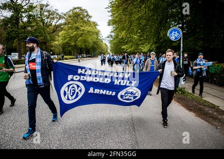 Aarhus, Dänemark. Mai 2021. Fußballfans von Soenderjyske kommen im Stadion zum dänischen Sydbank Cup-Finale zwischen dem FC Randers und Soenderjyske im Ceres Park in Aarhus an. (Foto: Gonzales Photo/Alamy Live News Stockfoto