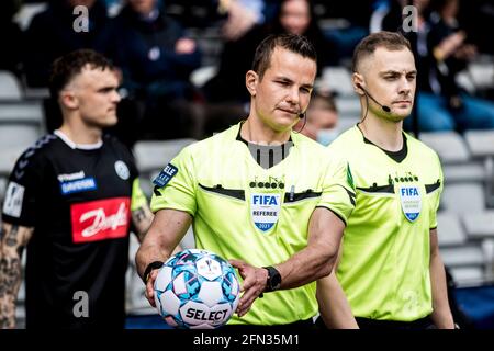 Aarhus, Dänemark. Mai 2021. Schiedsrichter Morten Krogh steigt im Ceres Park in Aarhus in das Feld für das dänische Sydbank Cup-Finale zwischen dem FC Randers und Soenderjyske ein. (Foto: Gonzales Photo/Alamy Live News Stockfoto