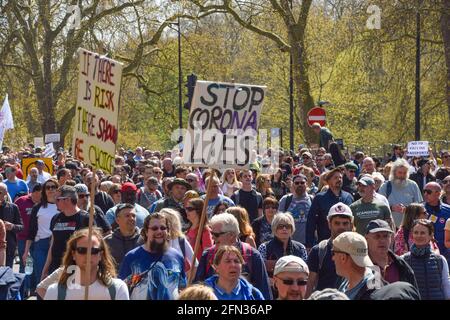 London, Großbritannien. April 2021. Menschenmengen in der Park Lane bei den Anti-Lockdown-Protesten. Tausende von Menschen marschierten durch das Zentrum Londons, um gegen Gesundheitspässe, Schutzmasken, Covid-Impfstoffe und Sperrbeschränkungen zu protestieren. Stockfoto