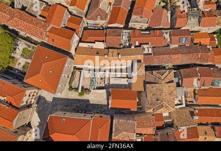 Luftaufnahme der alten mittelalterlichen Stadt als Zentrum von Korcula Stockfoto