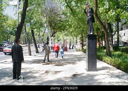 Der Mensch betrachtet die Skulptur auf der Avenida Paseo de la Reforma, Mexiko-Stadt Stockfoto