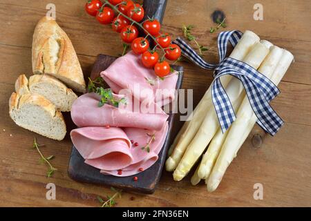 Frischer weißer bayerischer Spargel mit Schweineschinken und anderen Zutaten Für ein leckeres Essen Stockfoto