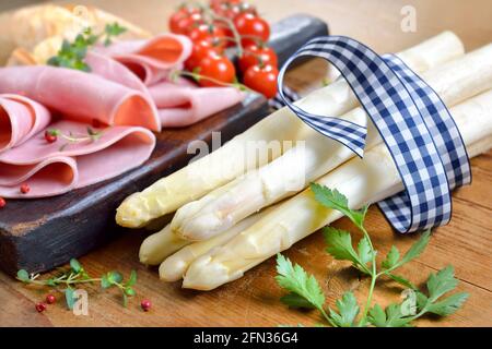 Frischer weißer bayerischer Spargel mit Schweineschinken und anderen Zutaten Für ein leckeres Essen Stockfoto