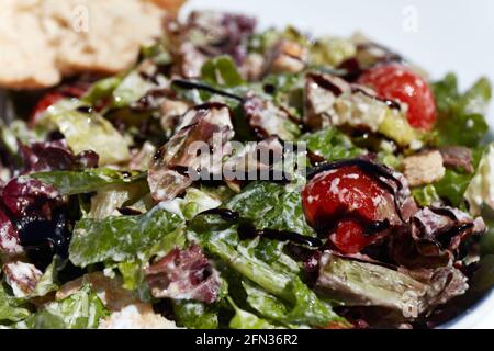 Gemüsesalat mit Tomaten und Balsamico-Sorten in einem serviert Open-Air-Restaurant Stockfoto