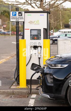 Laden von Elektroautos an der Ladestation für Elektrofahrzeuge - Aberfoyle, Schottland, Großbritannien Stockfoto