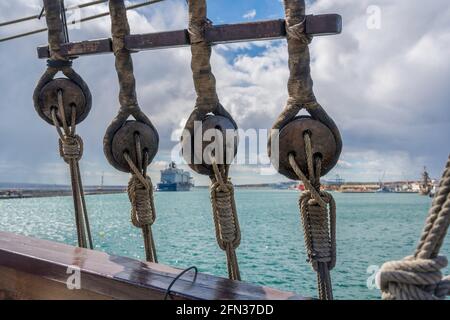 Altes Großschiff, das in Alicante Spanien mit Takelage steht Stockfoto