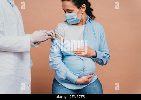 Covid-19 (Coronavirus) Impfkampagne in einer Klinik - Personen, die geimpft werden Arzt und Krankenschwester, um den Ausbruch des Corona-Virus in einem zu verhindern Vacci Stockfoto