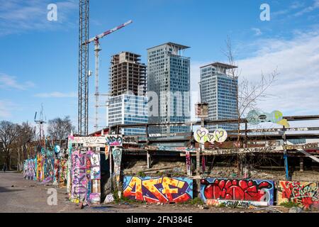 Kalasatama Hochhäuser hinter Graffiti bedeckten den Suvilahti DIY Skatepark in Helsinki, Finnland Stockfoto