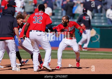 CLEVELAND, OH - MAI 12: Amed Rosario (1) von den Cleveland Indians feiert mit Teamkollegen nach einer Walk-off-Single, die im Siegerlauf in der mitfährt Stockfoto