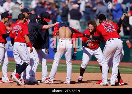 CLEVELAND, OH - MAI 12: Amed Rosario (1) von den Cleveland Indians feiert mit Teamkollegen nach einer Walk-off-Single, die im Siegerlauf in der mitfährt Stockfoto