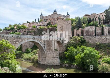 Die römische Brücke Puente de Alcántara, die sich am Ufer des Tejo im Zentrum von Iberia befindet, ist Toledo als die 'Kaiserstadt' bekannt. Stockfoto