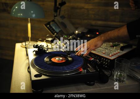 DJ spielt Live-Set und Mischen von Musik auf dem Plattenteller im Nachtclub. Station bei der Clubparty. DJ-Mixer-Controller-Panel zum Spielen von Musik und Feiern. Stockfoto