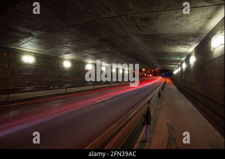 Ampelspuren im Tunnel. Konzept der Bewegung, Verkehr. Stockfoto