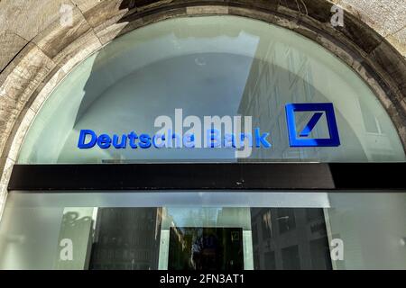 Logo der Deutschen Bank auf dem Fenster einer Filiale in München Stockfoto