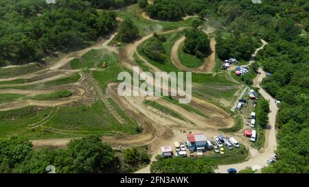 Lamia, Griechenland - 4. Mai 2021 - Luftaufnahme der Motocross-Strecke. MX Rider traing day.Drone Ansicht der mx Strecke. Stockfoto